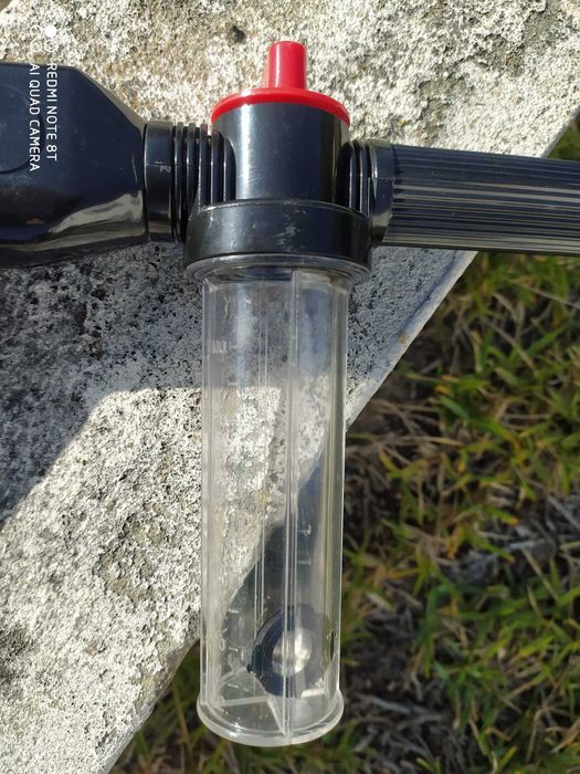 Adaptador de pressão para mangueira, com reservatório para detergente.