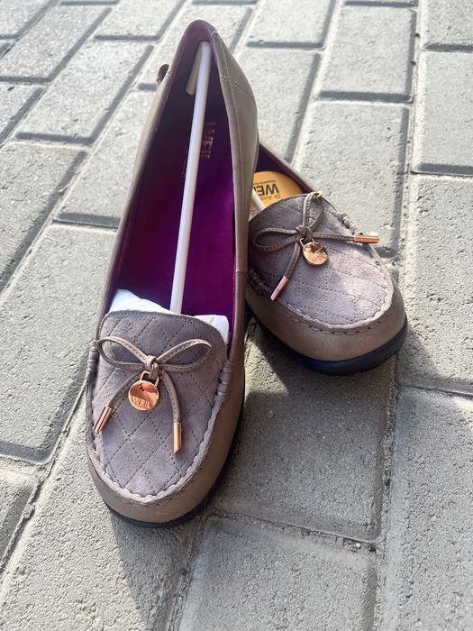 Нові жіночі туфлі.