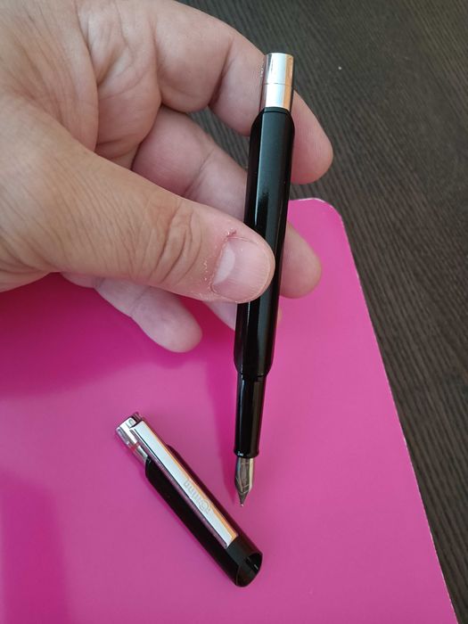 Caneta rotring Newton de qparo preta