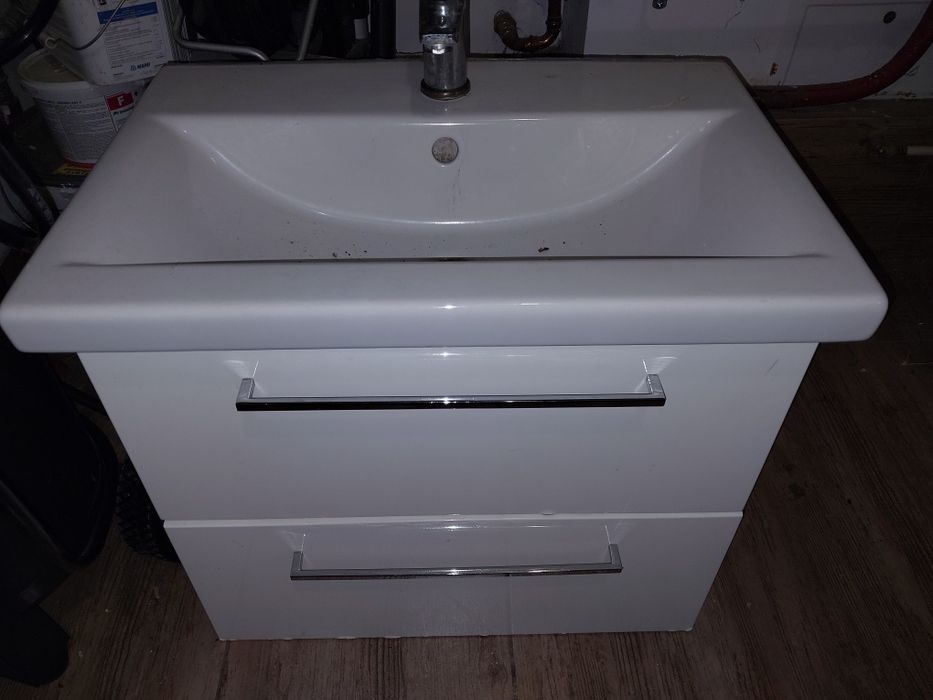 Umywalka z szafka i kranem