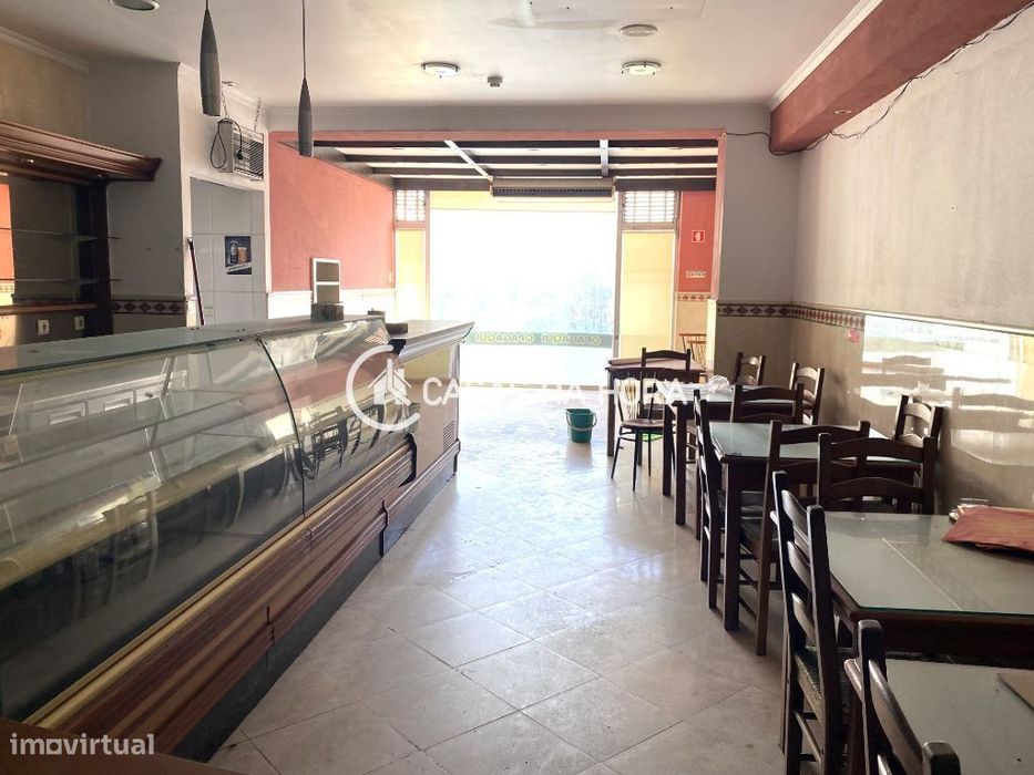 Estabelecimento Comercial para Venda em Almada no centro comercial ...