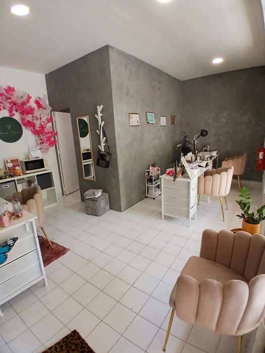 Alugo mesa nail artist