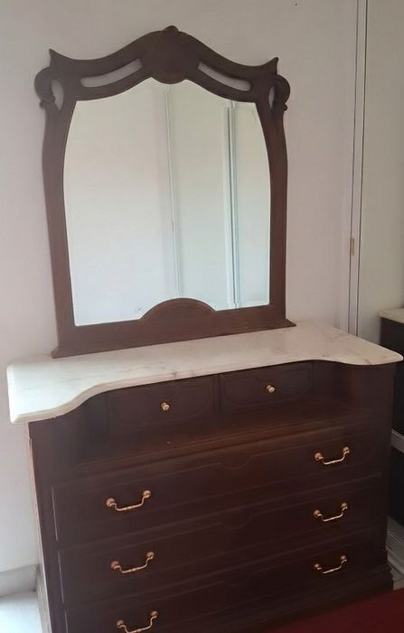 Conjunto de Quarto Clássico em Madeira com Tampo de Mármore