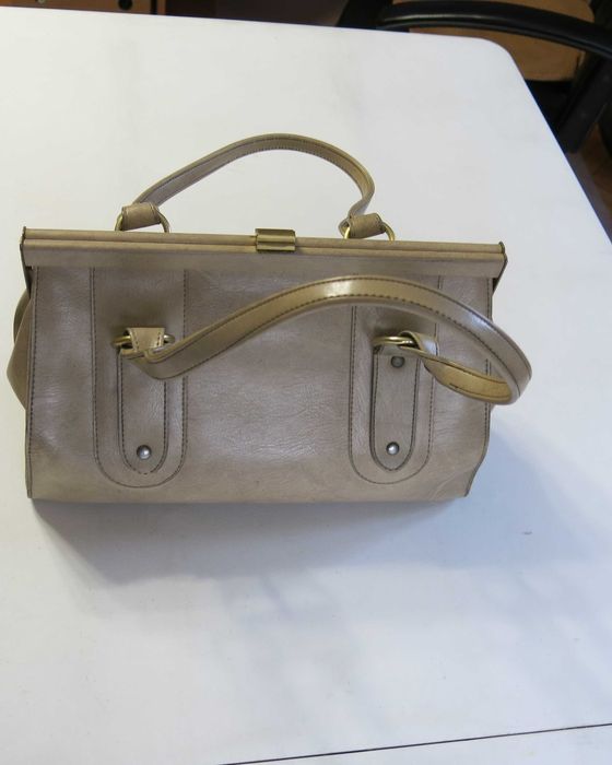 Torebka-kuferek z czasów PRL-u; sztuczna skóra, metalowe okucia