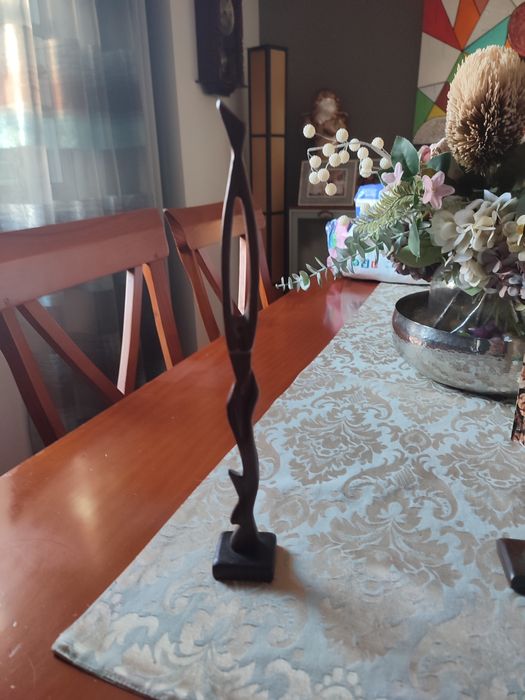 Estatueta em madeira