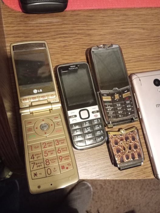 Продам телефоны что на фото.