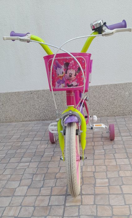 Bicicleta de criança. Primeiras pedaladas.