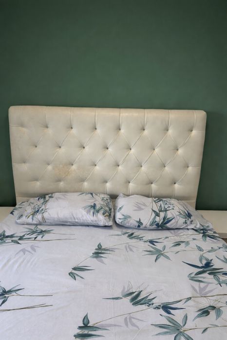 Dormitorio com cama, criado e comoda