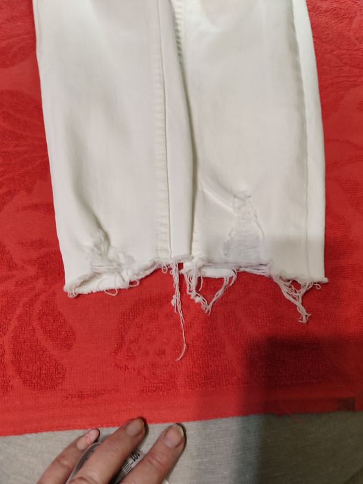 Spodnie rurki z przetarciami