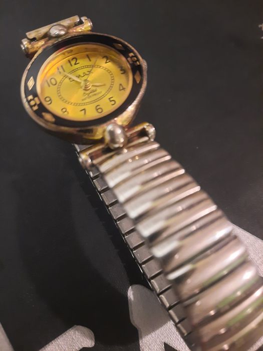 Женские кварцевые часы OMAX