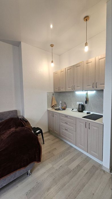 Сдам длительно студию с ремонто и мебелью