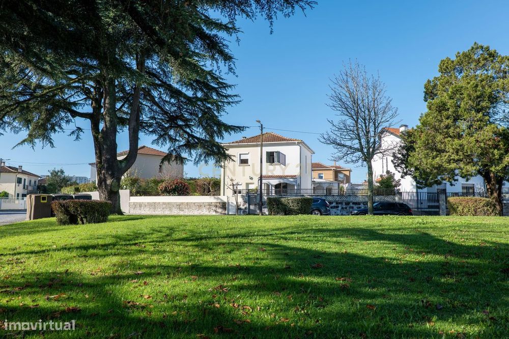 Moradia de 3 Frentes com Terraços e Vista Desafogada – Porto