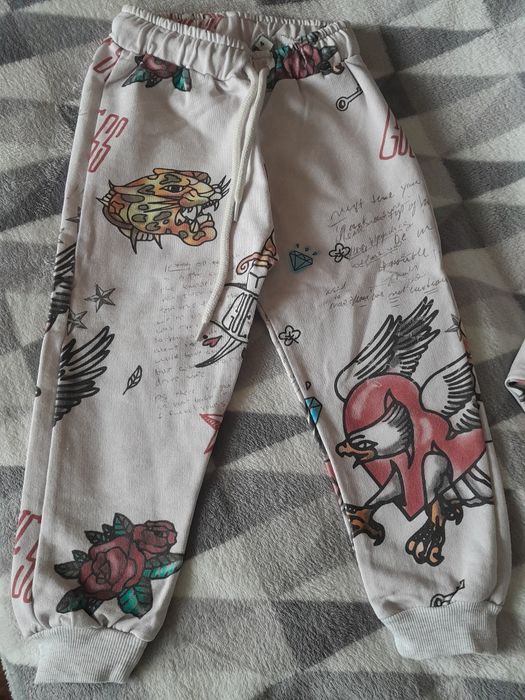 Nowy szary dres dziecięcy GUESS