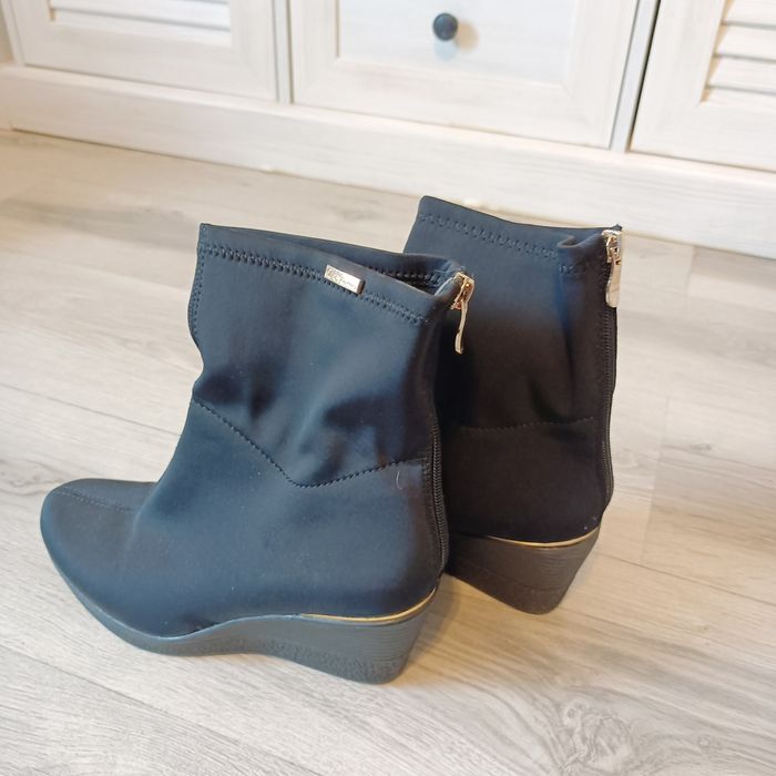 Czarne botki-koturna