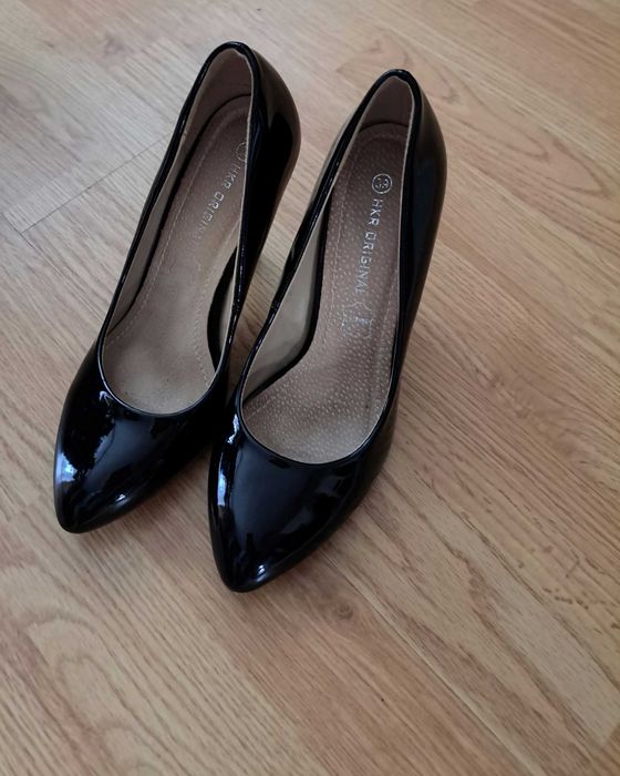 Czarne buty na obcasie