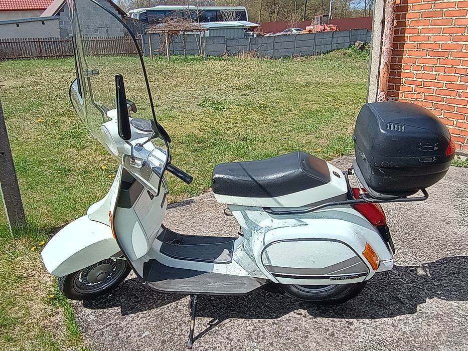 Skuter Vespa 50 XL z 85 roku