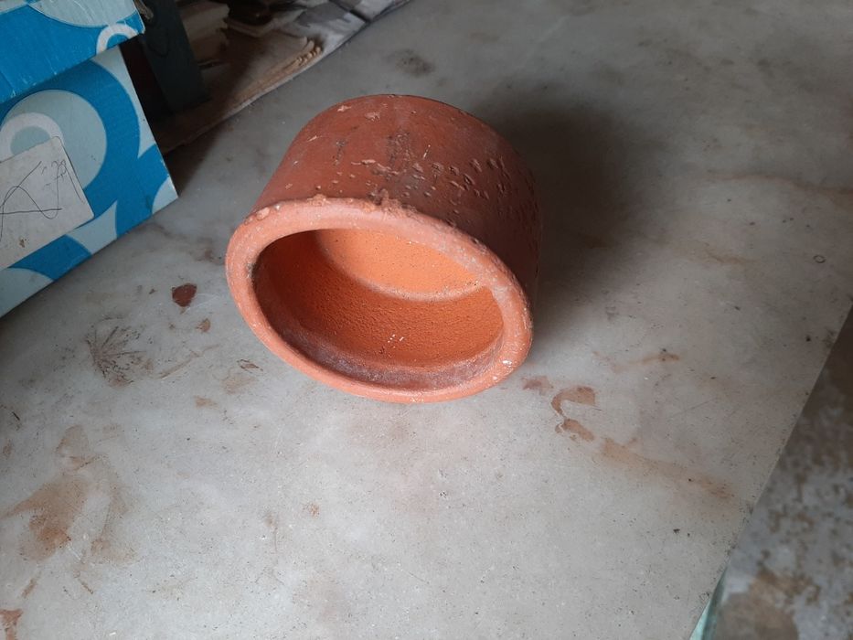 Pequeno pote em barro.