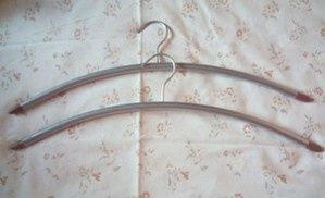 8 Cabides acrílicos e metálicos com 46 e 52 cm