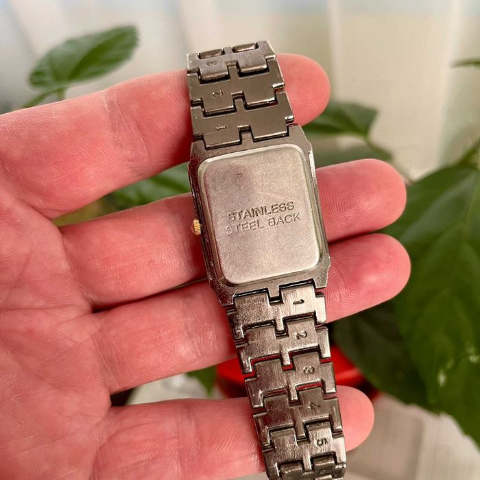 Годинник наручний,кварцовий.