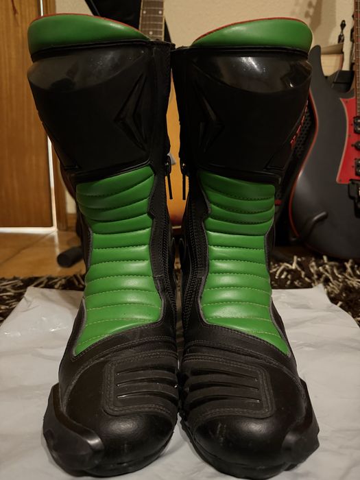 Botas para motar cano alto em verde e preto