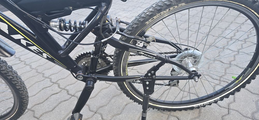 Bicicleta preta.