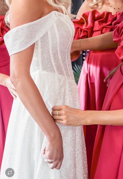 Suknia ślubna glamour z welonem katedralnym