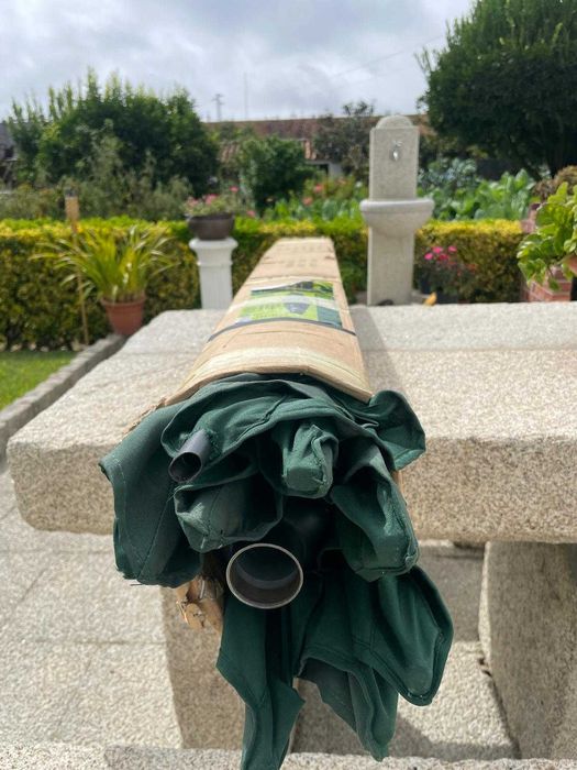 2 bases verdes em metal para guarda-sol + 1 guarda-sol