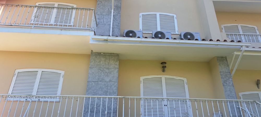 Vendo caixilharia e portas