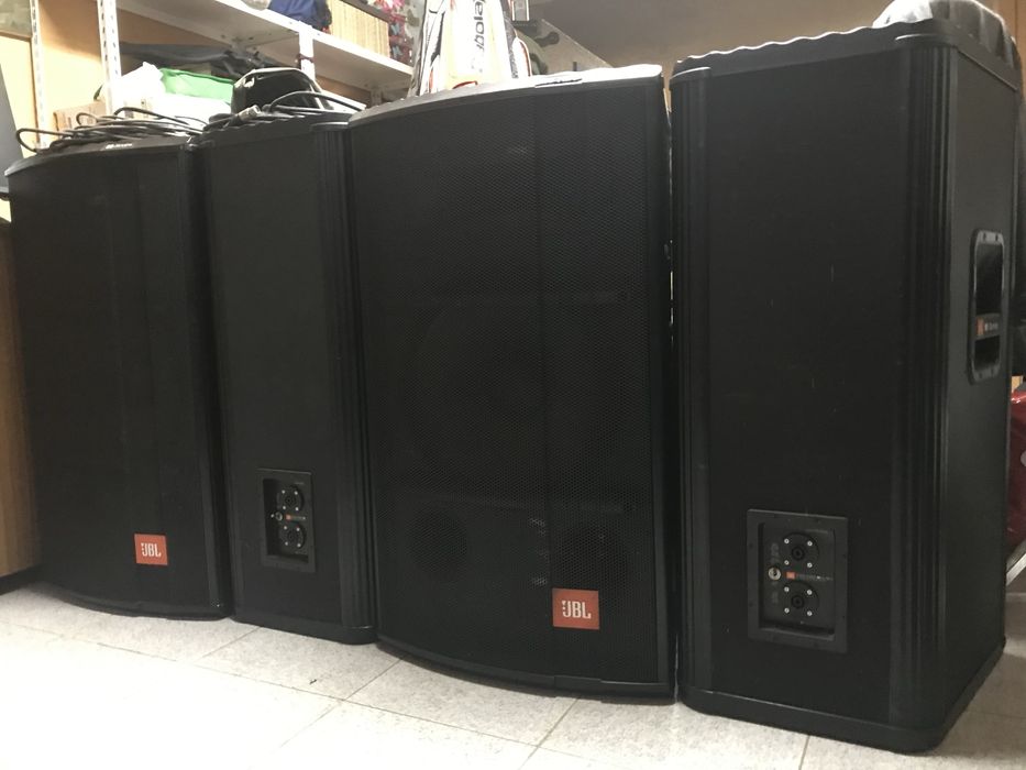 Colunas JBL com alguns cabos de ligação