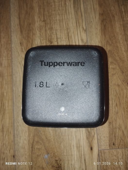 Tupperware odciekać na sztućce.