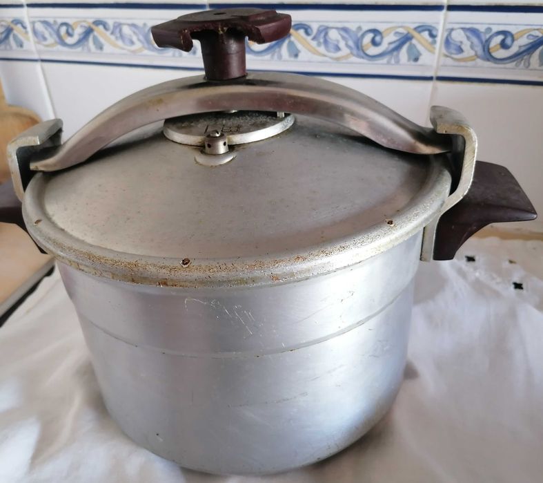 Panela de pressão grande, usada