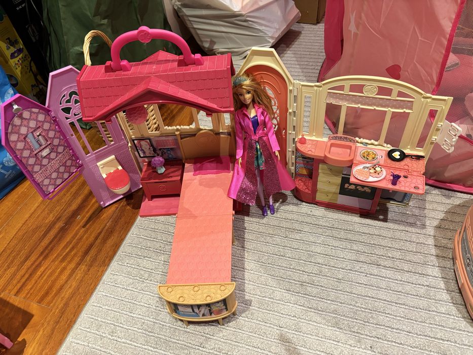 Conjunto Barbie: Casa de ferias + Armário com acessórios