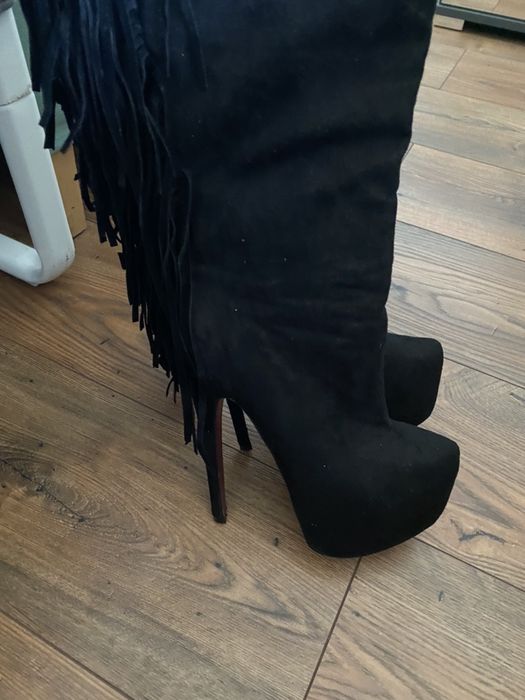 Rewelacyjne kozaki z fredzlami high heels