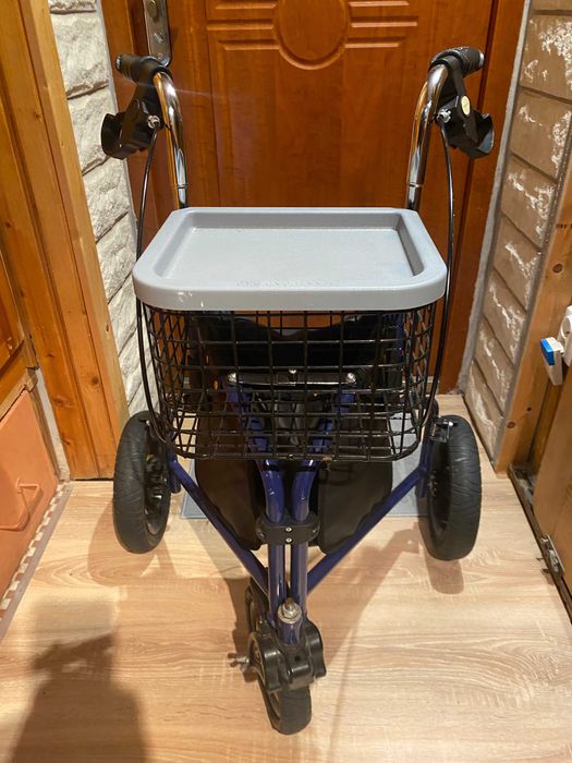 Wózek na zakupy i chodzik dla osoby starszej