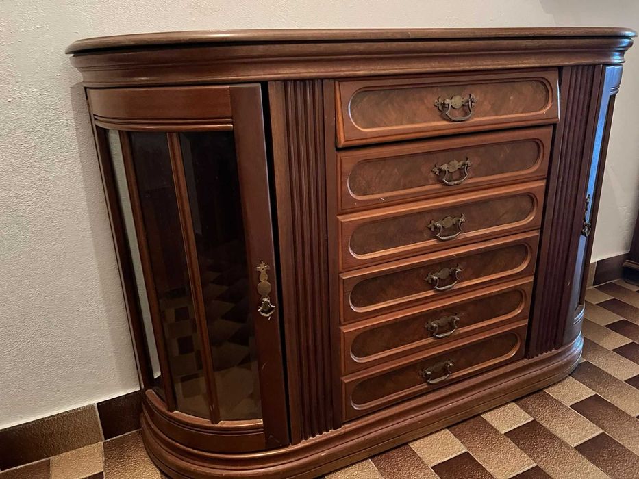 Sapateira em madeira com gavetas e portas em vidro