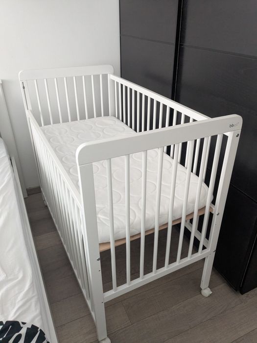 Berço em madeira branco com colchão
