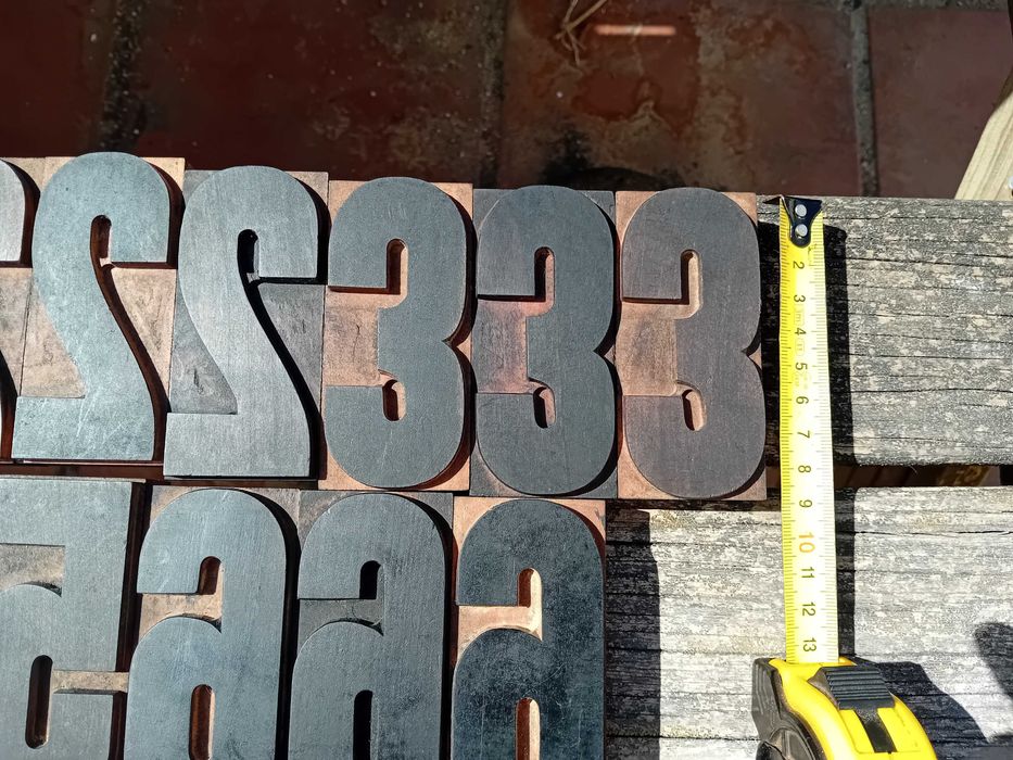 Numeros antigos tipografia madeira