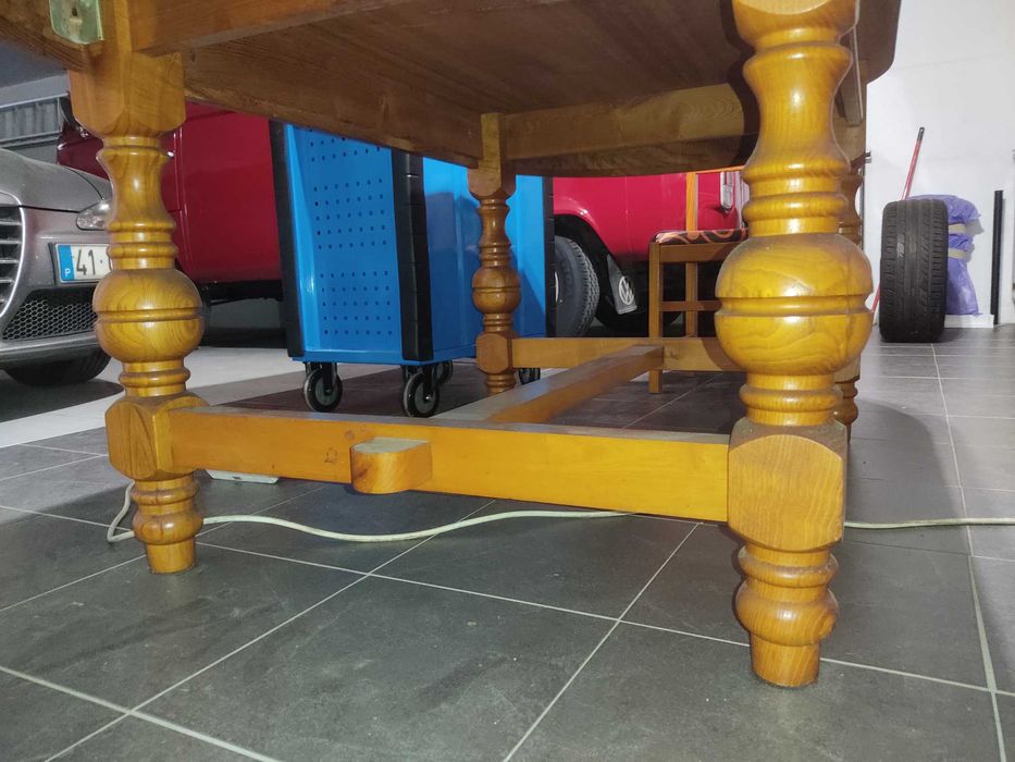 Mesa de refeições em madeira