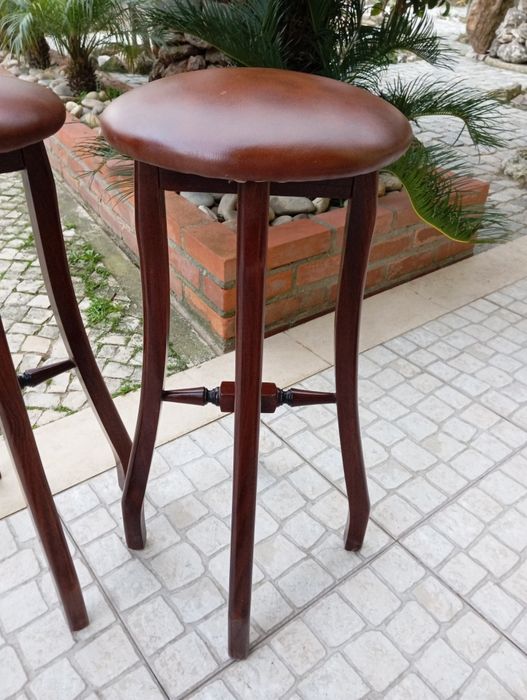 Bancos em mogno com almofada .