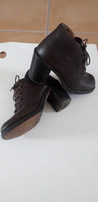 Sapatos em pele castanhos