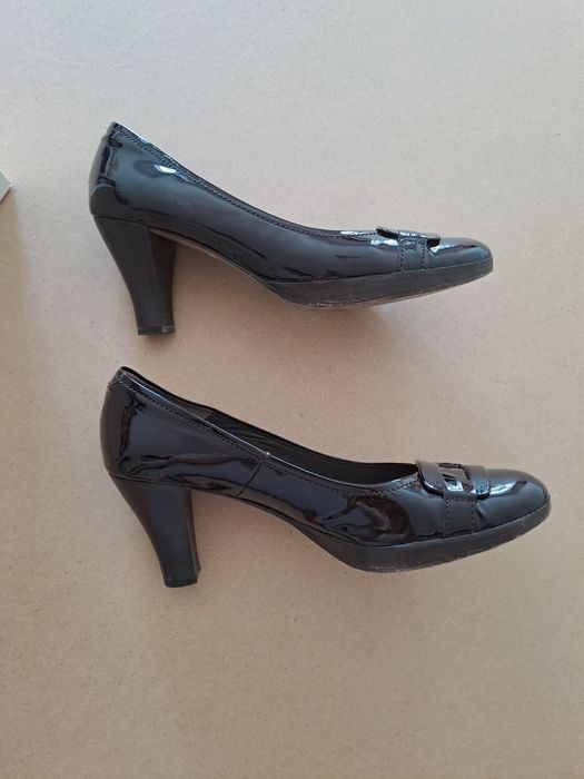 Sapatos verniz castanho escuro