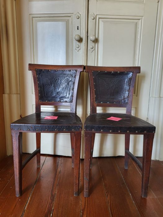 Par de cadeiras antigas em madeira e couro lavrado