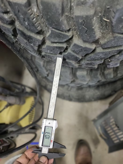 4 pneus usados STT Pro 285/74R16 c jantes furacão Defender