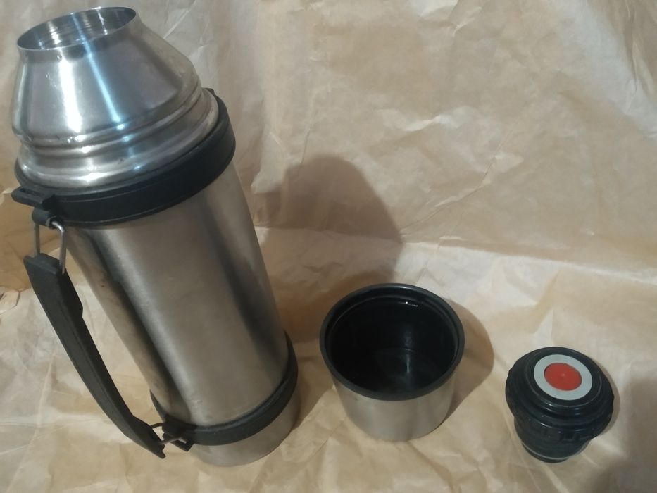 продам термос с ручкой и кружкой вместе