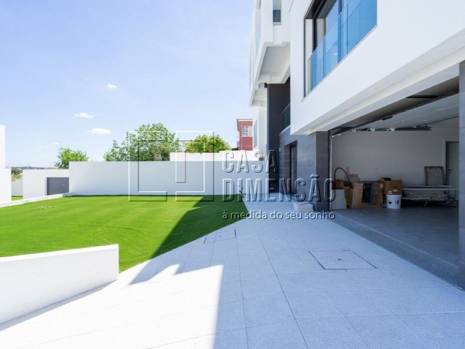 Moradia Arquitectura Moderna de tipologia T4 na zona de Vale de Mil...