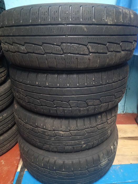 Продам комплект зимней резины  НОКИАН 215/65 R16
