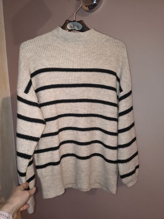 Sweter w paski firmy Sinsay