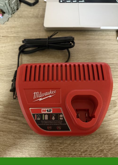 Зарядний пристрій Milwaukee 48-59-2401