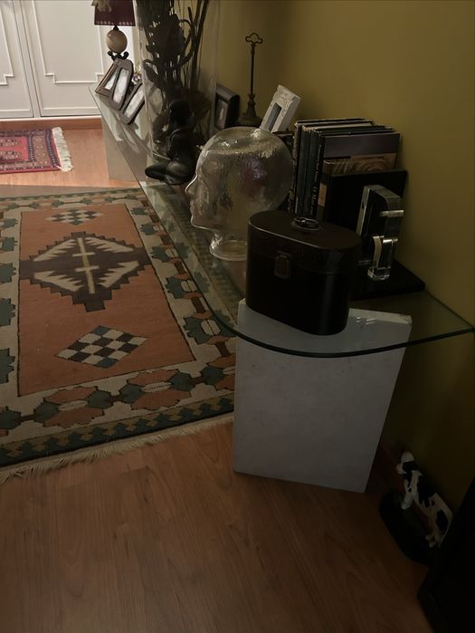 Estante de Vidro Temperado com Colunas de Mármore