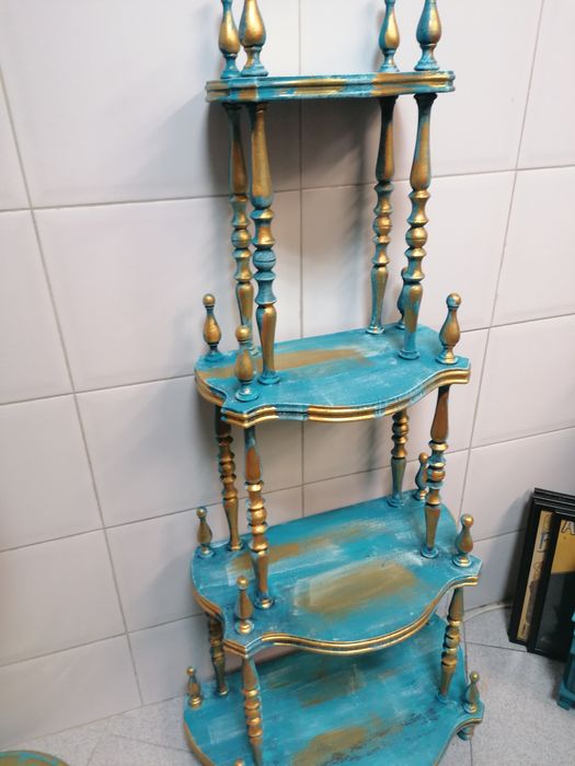 Estante em madeira em tons de azul e dourado